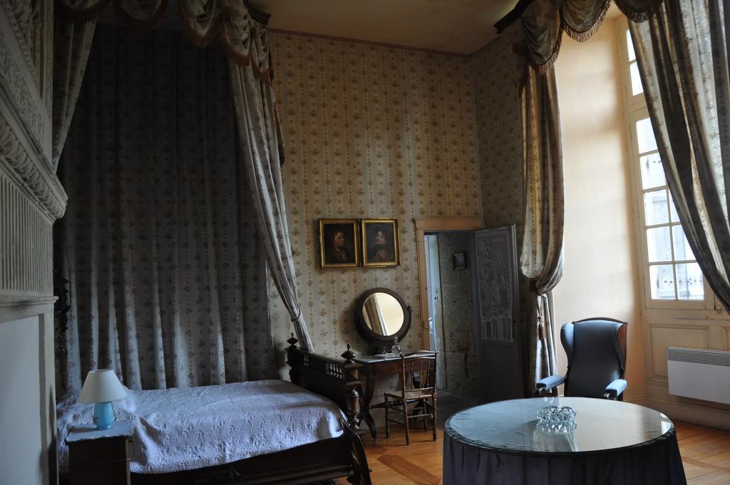 Chateau De Lanquais Bagian luar foto